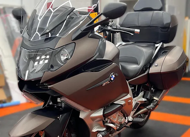 BMW K1600 GTL marron en gros plan avec sacoches et top-case à Maisons-Laffitte dans les Yvelines 78