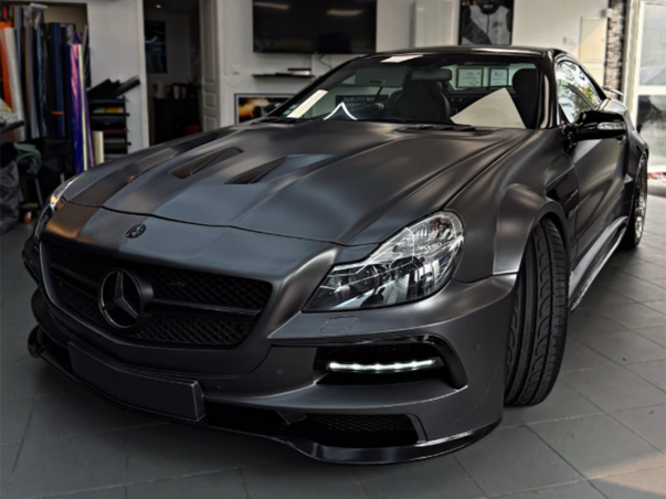 Mercedes-Benz SL noire mate personnalisée avec un kit carrosserie, exposée dans un garage à Maisons-Laffitte dans les Yvelines 78