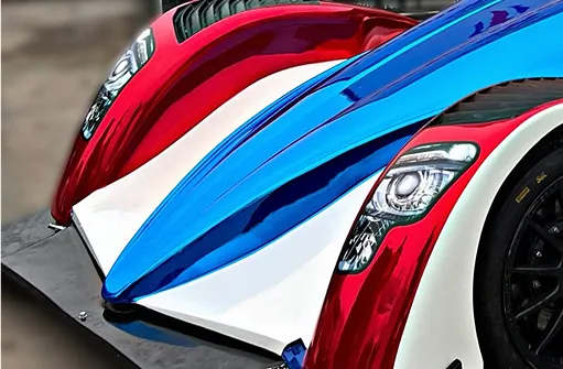 Détail avant d'une voiture de course blanche, bleue et rouge à Maisons-Laffitte dans les Yvelines 78