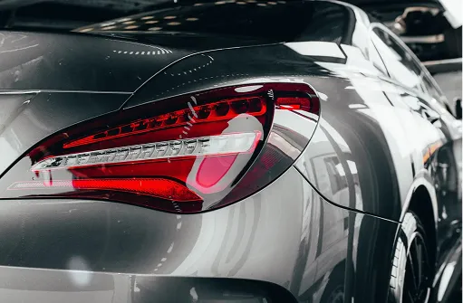 Feu arrière rouge et argent brillant d'une voiture Mercedes-Benz à Maisons-Laffitte dans les Yvelines 78