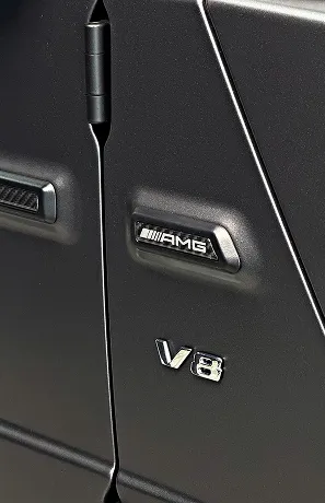 Détail latéral d'une Mercedes-AMG V8 G-Wagon noire mate avec logo à Maisons-Laffitte dans les Yvelines 78