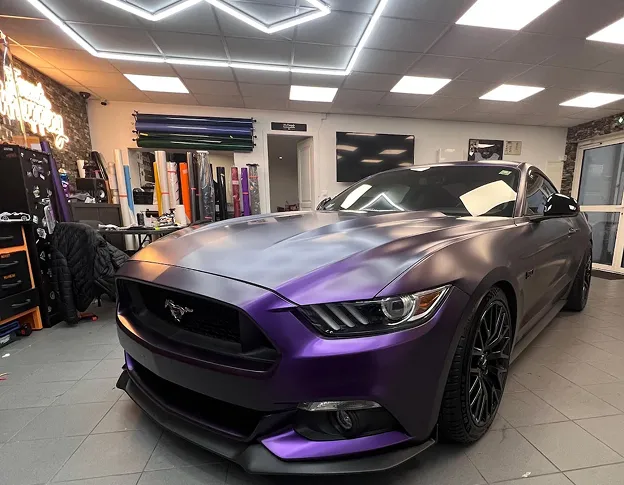 Ford Mustang violette et noire mate exposée dans un atelier de wrapping à Maisons-Laffite dans les Yvelines 78