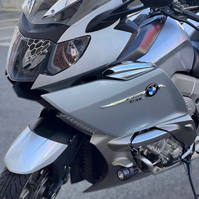 Moto BMW K 1600 GTL argentée garée, vue de face.