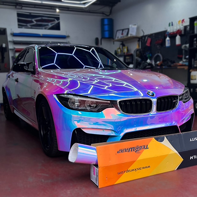 Lotus Elise orange vif dans un garage avec un panneau French Wrapping.