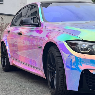 BMW Série 1 grise mate stationnée à l'intérieur d'une salle d'exposition.