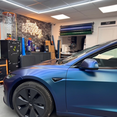 Mercedes G-Wagen orange mat avec pare-chocs avant et phares enlevés.