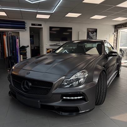 Ford Mustang violette matte personnalisée dans un atelier de personnalisation automobile.