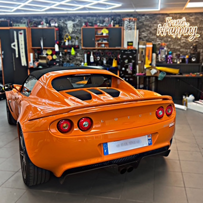 Mercedes-Benz G-Wagen noire, surélevée, avec galerie de toit, dans un garage.