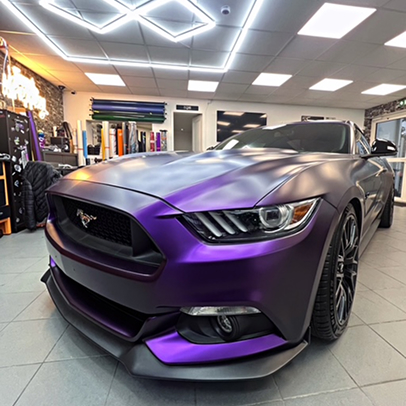 Mercedes-Benz Classe G 4x4² noir mat avec pneu de secours et échelle.