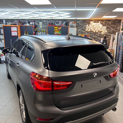 BMW X1 gris mat dans un atelier de wrapping.