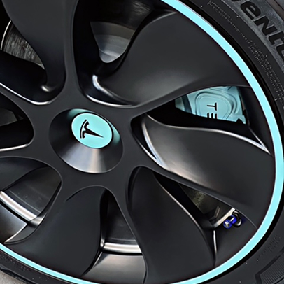 Porsche Macan noir mat avec jantes noires et étriers rouges, en atelier de detailing.