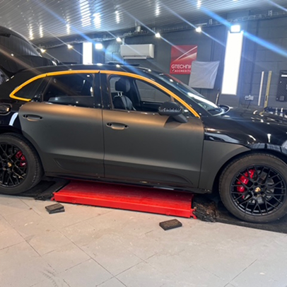 Ford Mustang GT violette mat garée dans un atelier de wrapping.