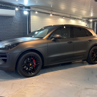 Voiture de sport gris mat dans un garage de detailing.